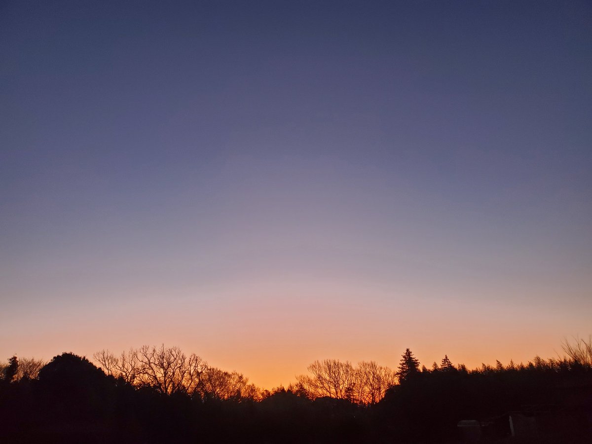 WerthLeon1's tweet photo. 6:25 の #いまそら 
１。#realme #X50Pro 
２。#xperia5ⅳ
３。#X90Pro+
４。#Galaxy #Note10+
５。#realme が近いかな。
realme が新たなFlagship端末を出して欲しいな。 https://t.co/h7wFYx4EeN