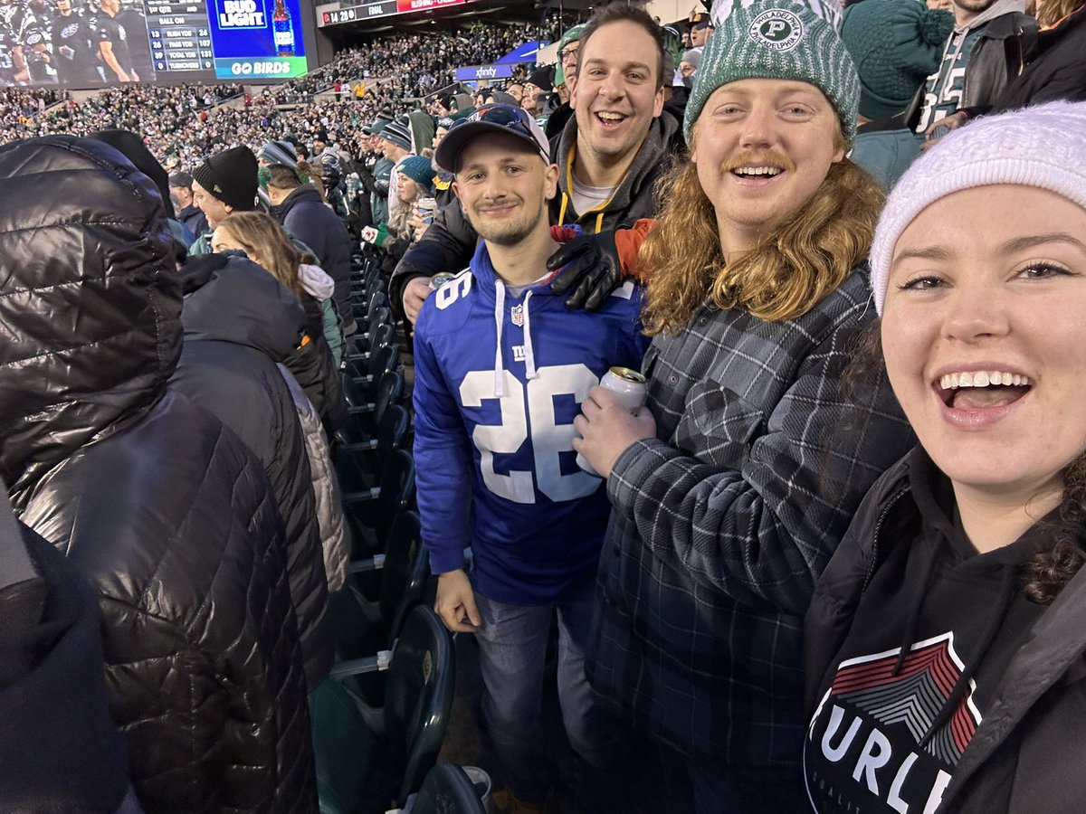 samiiheyy's tweet photo. Ignore the blue guy #flyeaglesfly #gobirds https://t.co/FqyHb9ddtz