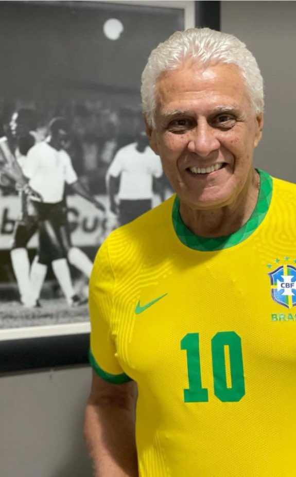 CeresFC's tweet photo. Hoje perdemos Roberto Dinamite, maior ídolo da história do @VascodaGama e um dos maiores jogadores da história do Brasil. Obrigado por tudo que fez pelo futebol! 
Nossos sentimentos aos familiares e amigos neste difícil momento. O futebol está de luto com mais essa grande perda. https://t.co/gYFX73eToQ
