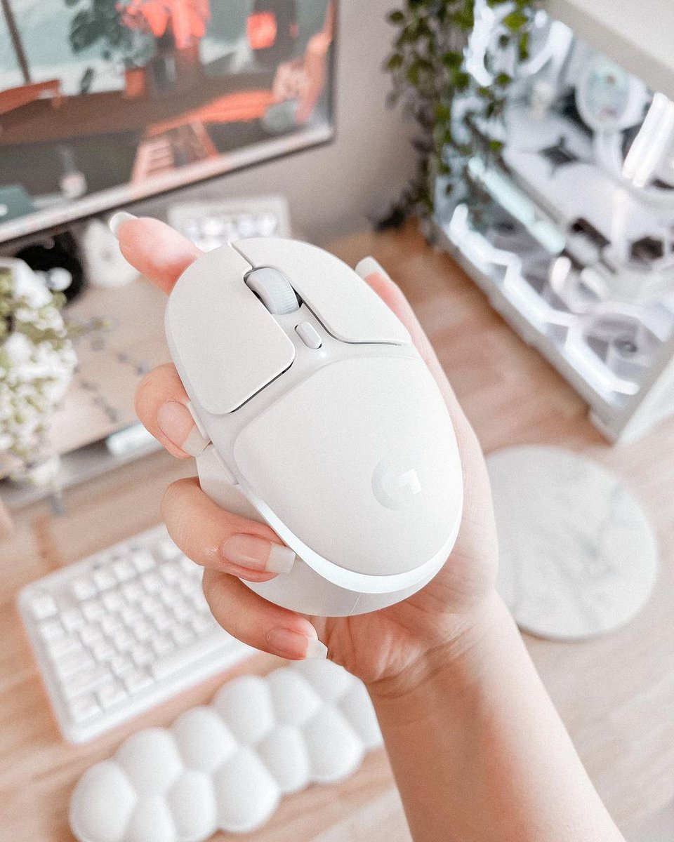 LogitechG's tweet photo. Here's some ✨clean✨ desk inspo for you (now get back to cleaning)!

📸 @cassiedakota_ https://t.co/q6Ud8pWG16