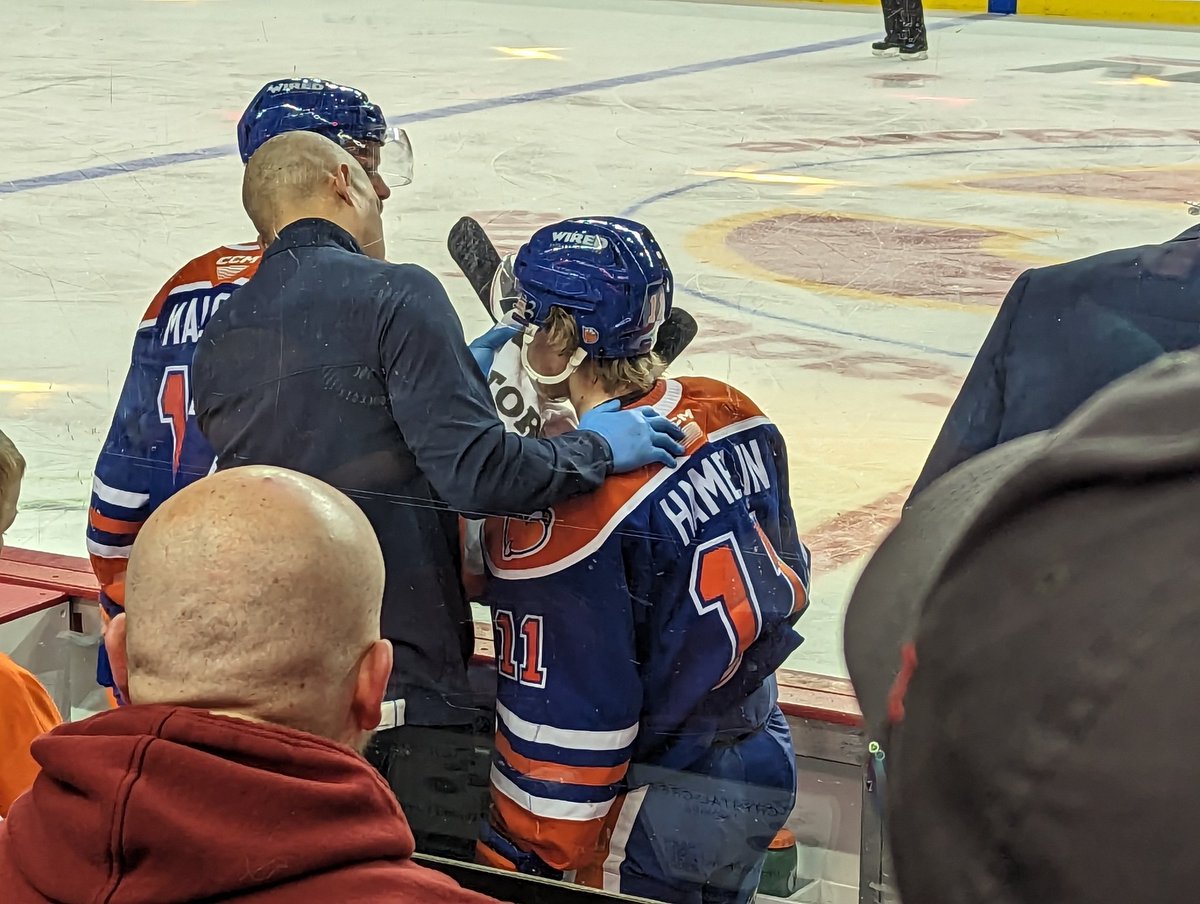 James Hamblin, cut on the play, draws an elbowing penalty, then proceeds to come to the bench, grab a towel, and get on the ice 30 seconds later.
#Condorstown @Condors