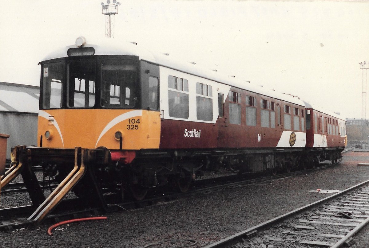 SalopianLyne's tweet photo. Glasgow Eastfield TMD 18th March 1986
The Mexican Bean!
British Rail Class 104 2-car DMU set 104 325 - 53434+53424 in its special Red/White livery for working the Oban shuttle service to Crianlarich
#BritishRail #Glasgow #Eastfield #Class104 #DMU #Oban #trainspotting #ScotRail 🤓 https://t.co/wTQEi9hu9F