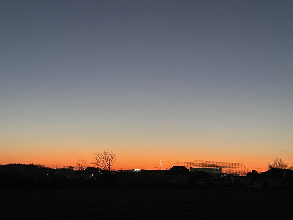 baru_tozan's tweet photo. #runmeter でランニングを完了, 時間 46:45, 距離 6.05 km, 平均 7:44, 379 カロリー．実際は5キロのジョギング

今日は8割以上が有酸素運動の心拍数だった✌️
あと2日でどこまで絞れるか…
メタボ判定も問題無し！と言われるぞ❗️

このくらいの夜明けが好きです😊 https://t.co/QiH8q7PeNC