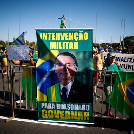 choquei's tweet photo. 🚨BRASIL: No momento do discurso do presidente Lula, terroristas comemoram o decreto de intervenção federal, confundindo com intervenção militar. https://t.co/GadLp9Hp9m