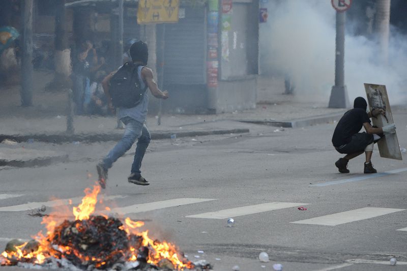 ecotalvora's tweet photo. protestas violentas d seguidores d Lula @LulaOficial en #RiodeJaneiro 24MAY17 https://t.co/HWoDRtBuoz