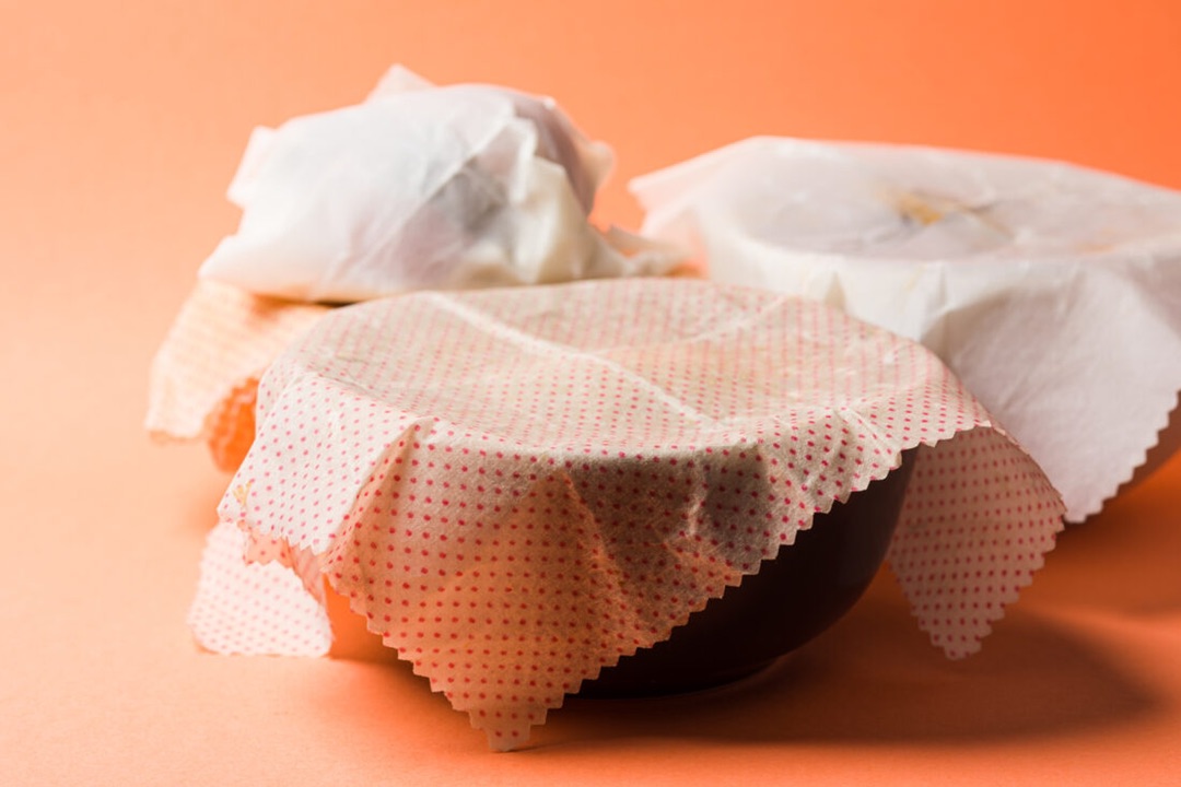 MotherEarthNews's tweet image. Beeswax food wraps reduce waste and help cut back on plastic in the kitchen. They are also quite easy to make on your own and are a fun project for the colder months. Learn how to make your own set below!

motherearthnews.com/diy/reusable-f…

#naturalhome #reusable