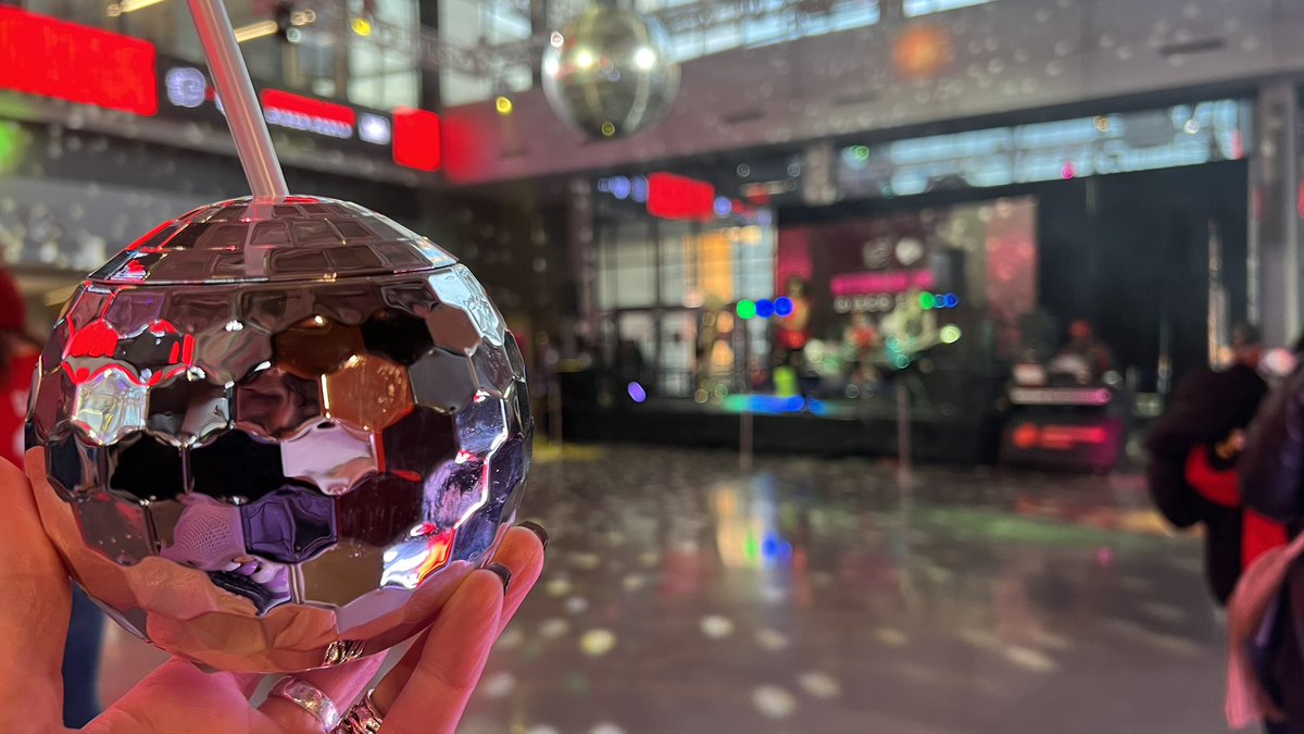 TR1N1TY3's tweet image. #RetroNight at the @UnitedCenter for the #Blackhawks game. #LetsGoHawks 

@NHLBlackhawks