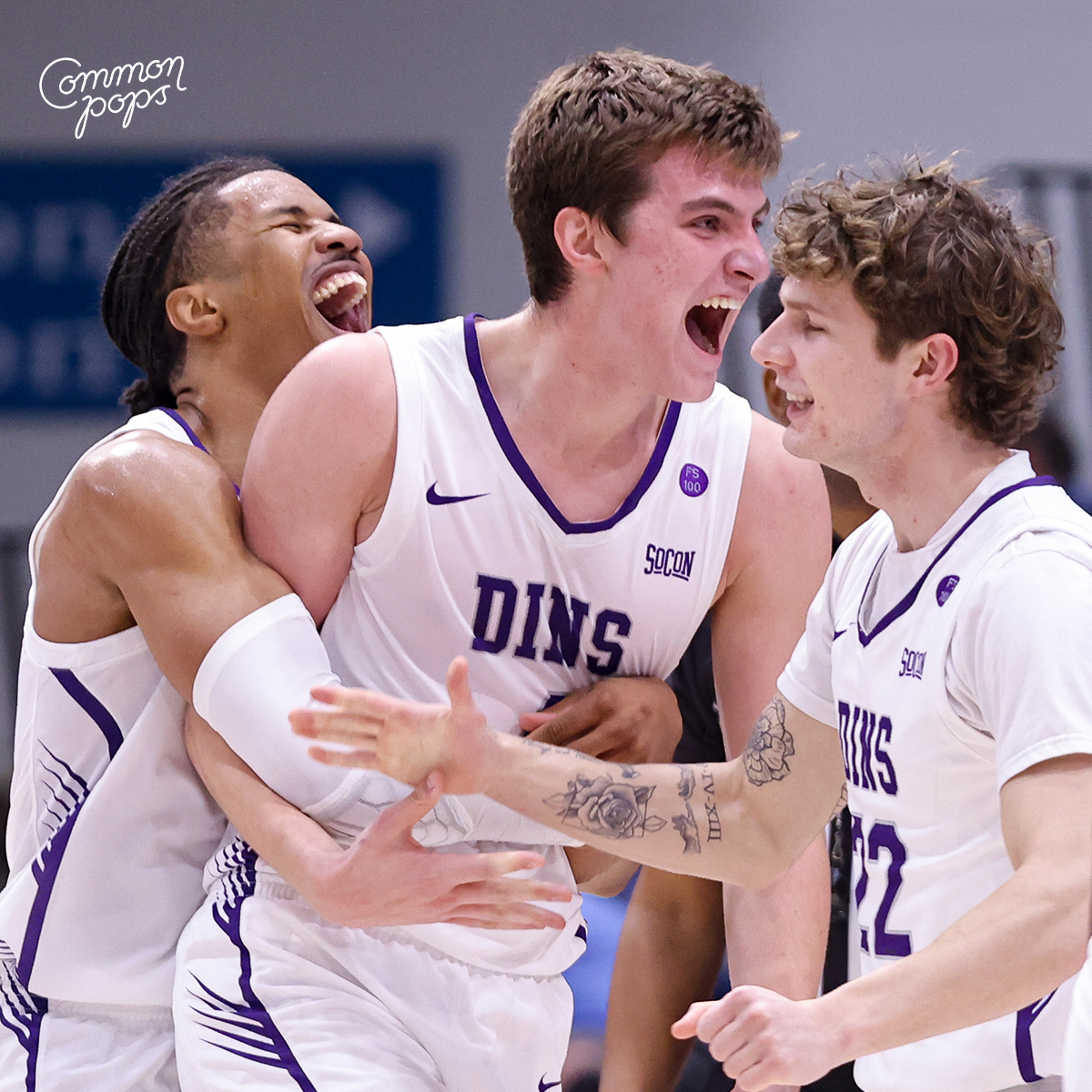 #SundaySmiles

@furmanhoops // <a href="/commonpops/">commonpops</a>