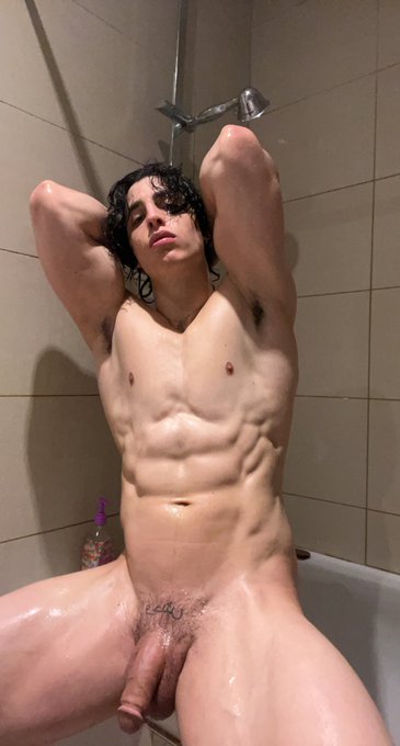 RT if u think im hot https://t.co/znq2OTgVYz