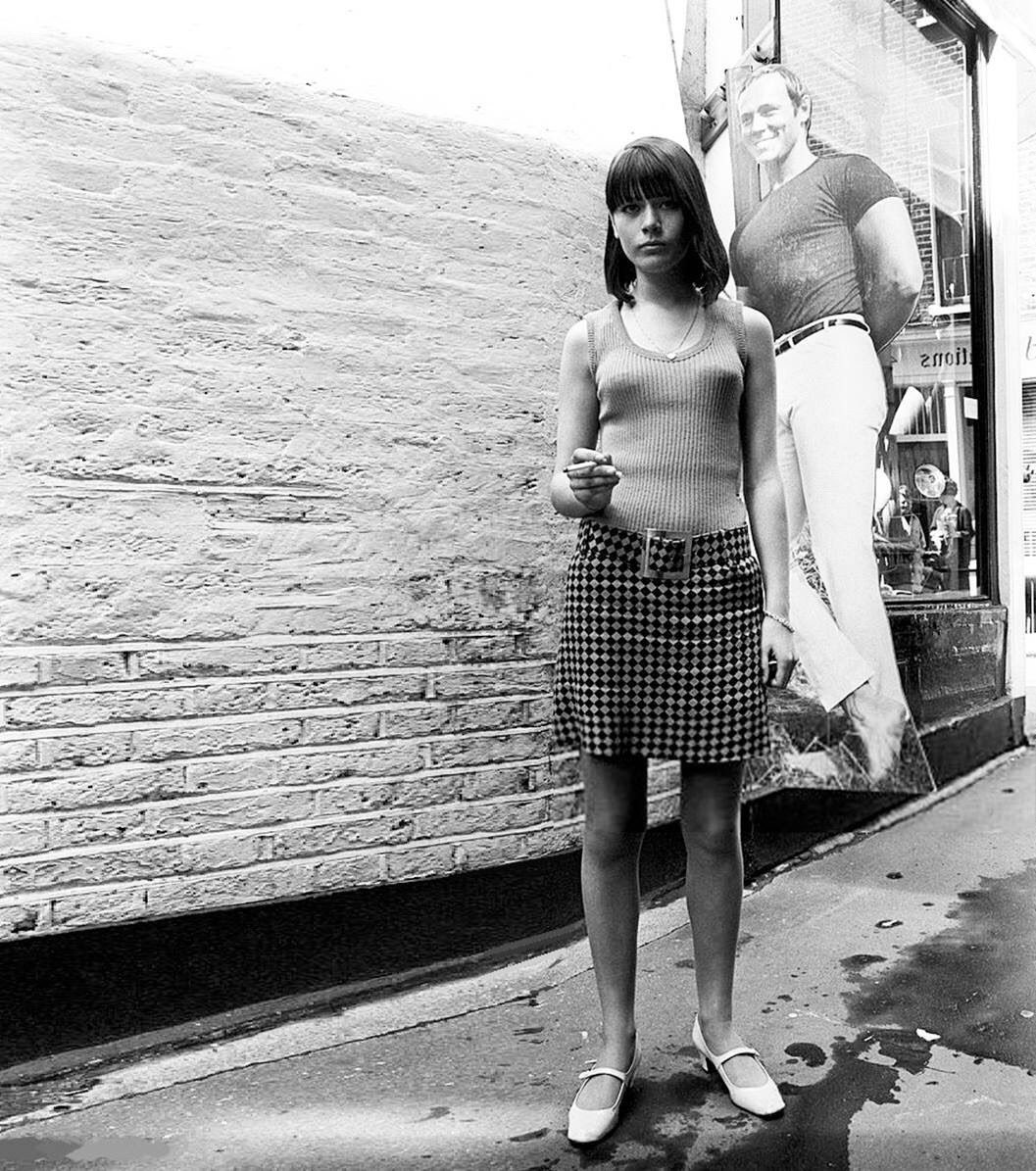 A British model wearing an optical miniskirt posing in front of John Stephen's clothes shop 'Trecamp'. She has an asymmetric haircut launched by Vidal Sassoon. London, 1967.  Photo by Mario De Biasi.
#carnabystreet #chelsea #swinginglondon #60s
