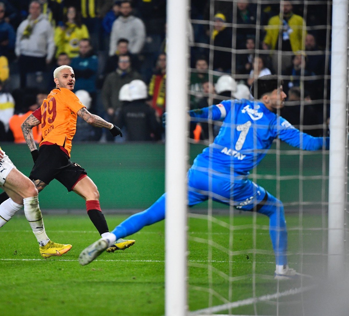 Mauro İcardi için kitap yazdılar. 

"Çok iyi oyuncuydu. Nef Stadyumu'nda Beşiktaş'a sol ayakla, Ülker Stadı'nda Fenerbahçe'ye sol ayakla tavana astı" diye.

Kitabın sonundaki cümle dikkat çekti;

"İcardi aslında sağ ayaklıydı..."