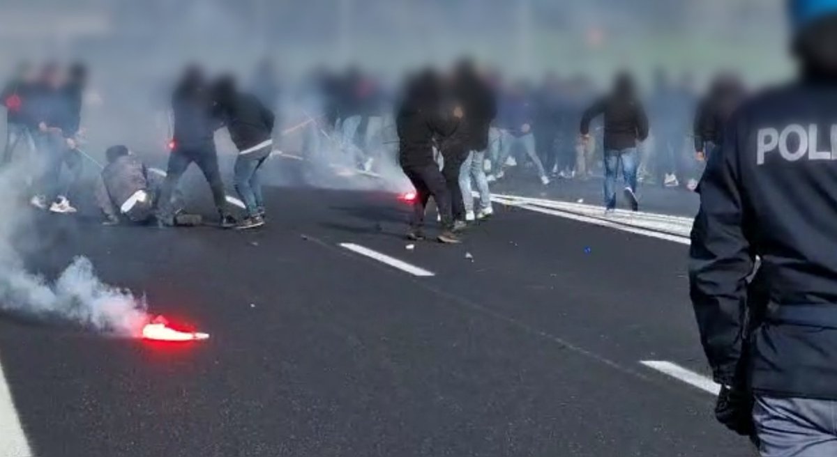 Scontri fra centinaia di romanisti e napoletani, follia in autostrada A1: quattordici chilometri di coda noinotizie.it