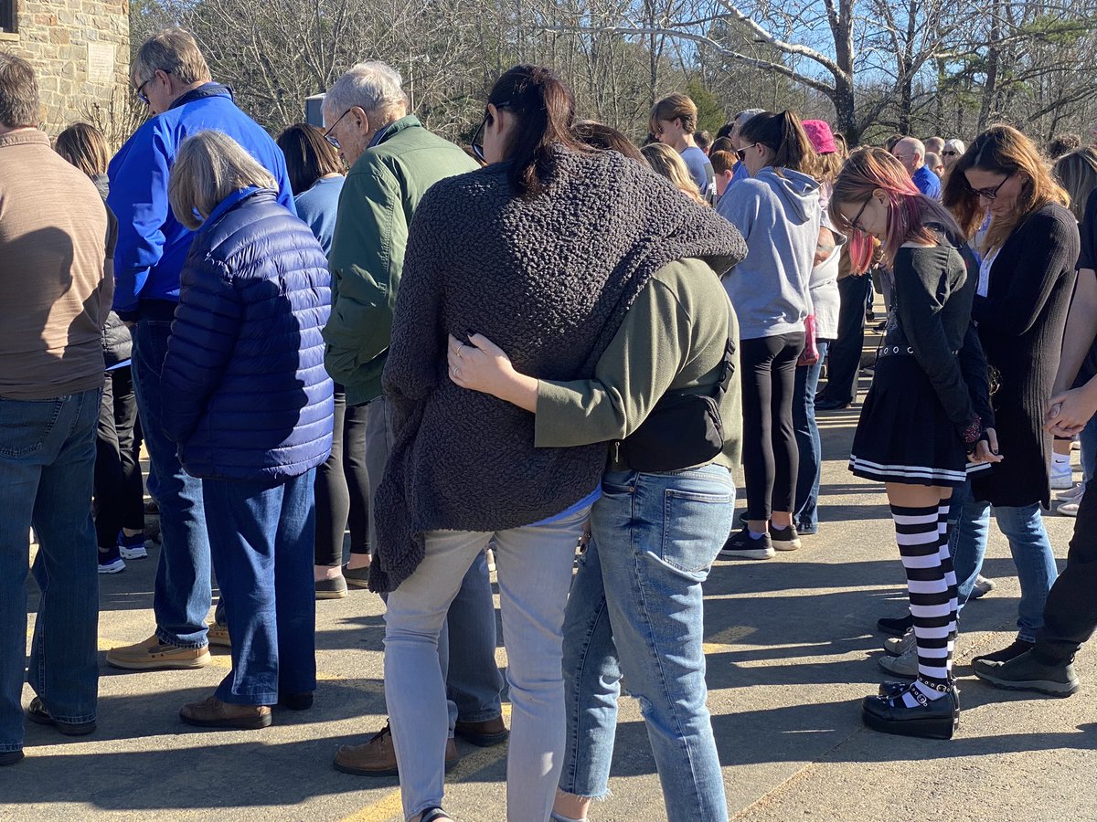 haven_karkfox's tweet photo. A tornado changed the lives of Jessieville residents nearly a week ago.  Today, the district held a “Prayer of Gratitude” before students go back to class. Tonight on @KARK4News &amp; @FOX16News - hear from students, and parents on a scary experience that now has a brighter tomorrow. https://t.co/4D6rL2PFrU