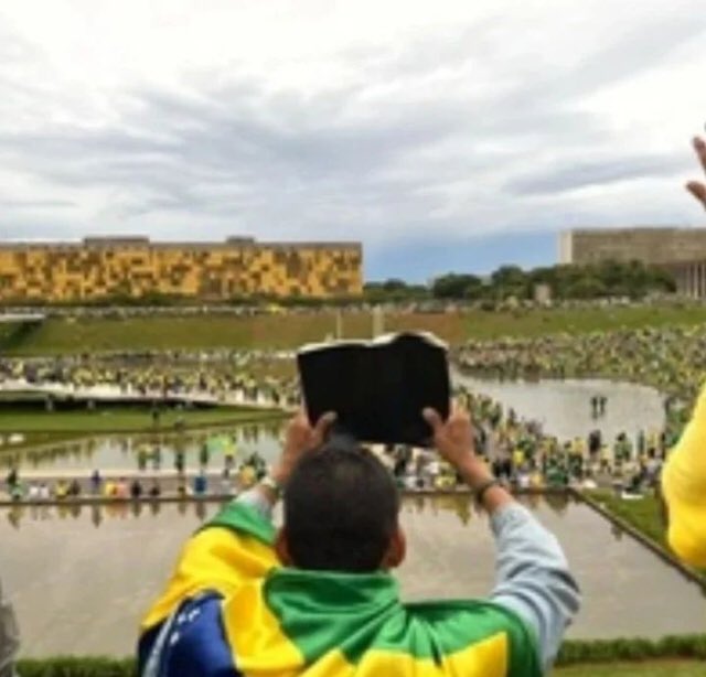 Durante os atos terroristas em Brasília, cristãos foram vistos cantando louvores, exibindo sua Bíblia e, pasmem, até falando em línguas enquanto atentavam contra a democracia, invadindo e depredando as sedes dos três poderes.