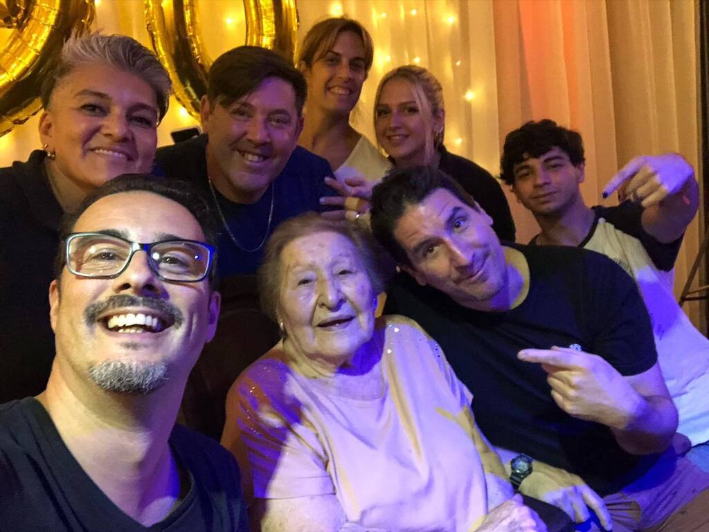 rhbdj's tweet photo. #selfieconrhb #los90 de #angelica #superfiesta con @idigiorgio @cristianmanuelguala @monicagerra @Victor190816 @solcibernhardt #fieston en @quintalosalamostortuguitas #thebestplaceintown #karaoke #digaloconmimica @maely.oviedo @decoraciones.divineeventos… https://t.co/4cTiz5y2pS https://t.co/GQ6F2ZrGQc
