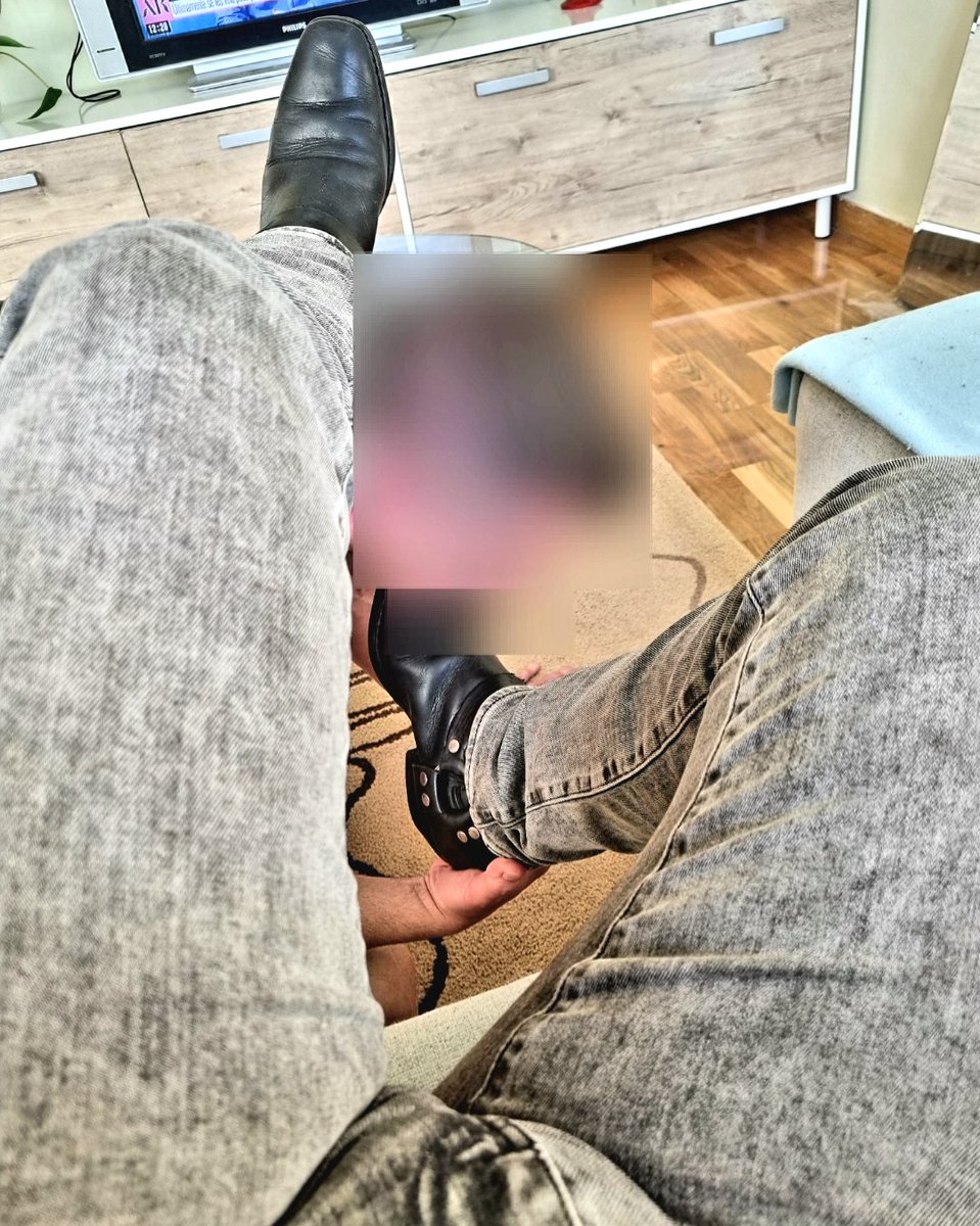 Pues hoy toca foto extra porque he llegado inesperadamente a los 300 followers! Aqui uno tragandose la punta hasta la campanilla. DM si quieres ser tu o pagame por paypal si eres idiota profunda🤣🤣😂 No olvides mandar tu captura de pantalla para ser expuesto y reirnos de ti!😂😂