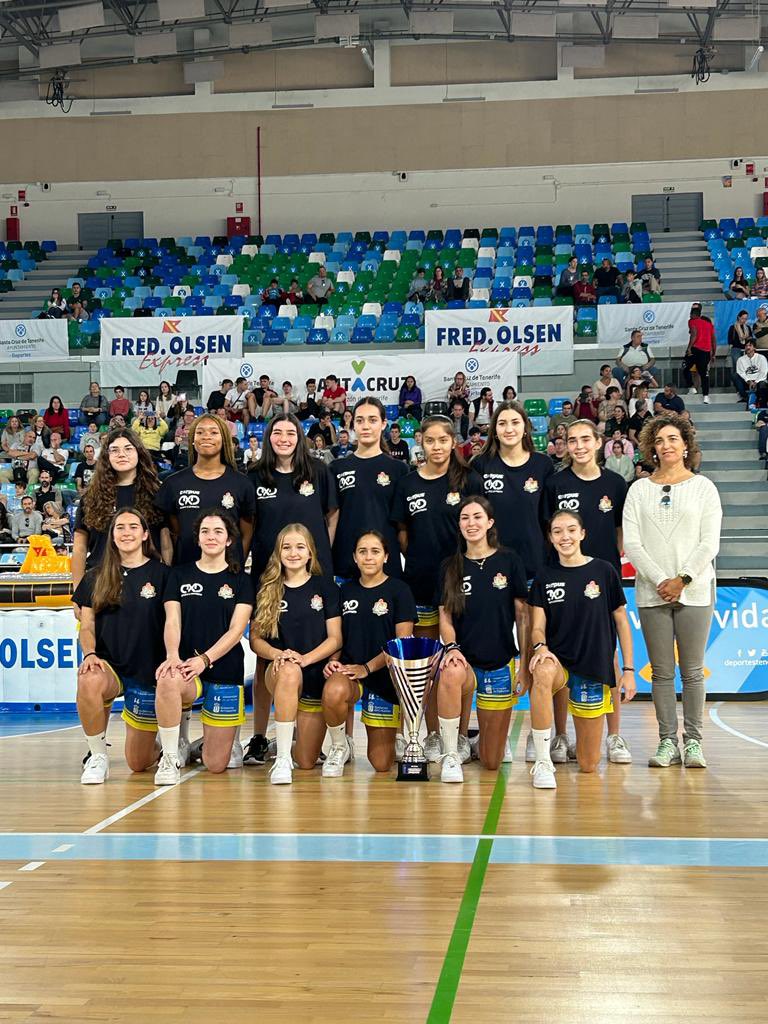 CBADAREVA's tweet photo. #Junior | @TorneoTfeU18 @FOexpress 

🏆 CAMPEONAS 🏆 

💙💛 GO TEAM!! 

#somosadareva #canteraAMARILLA #ilusionporelbasket #baloncestofemenino #dxtenerife #activatuvida https://t.co/AH6ZsoitEb