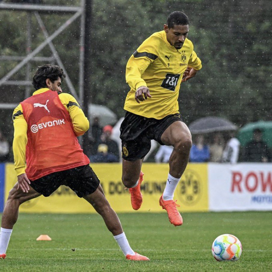 DeadlineDayLive's tweet photo. 🚨 Sebastien Haller back in Dortmund training is the content we all needed to see today. 🖤💛

(📸 @BVB) https://t.co/Lbxi5QvJvE
