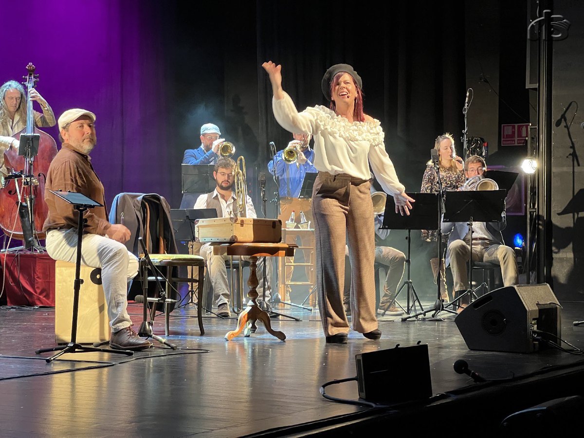 La Cobla La Flama de Farners ha ofert aquest diumenge al Teatre Municipal de Balaguer el tradicional Concert de Reis amb l'espectacle "Trencadís", un repertori de les cançons més importants i populars dels Països Catalans que ha arranjat per a cobla. radiobalaguer.cat/portal/63/inde…