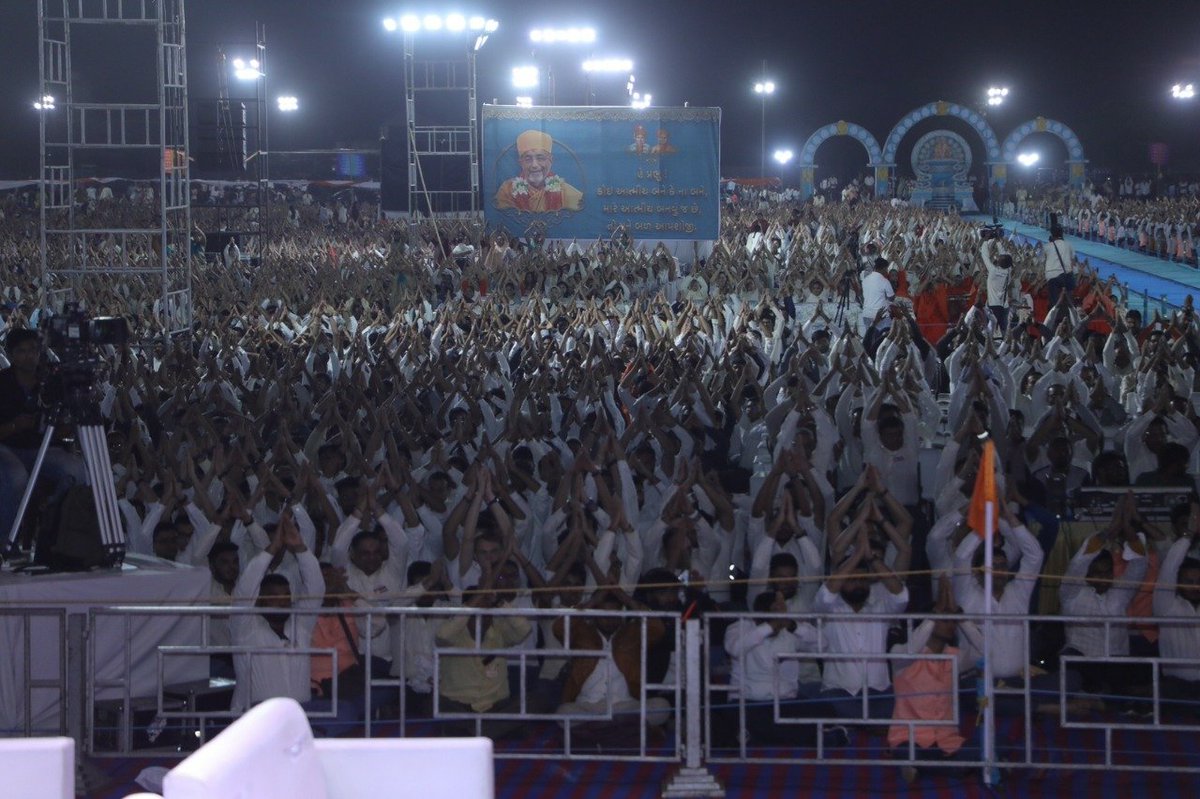 Bhupendrapbjp's tweet photo. કામરેજ તાલુકાના કોળી ભરથાણા ખાતે સ્વામી હરિપ્રસાદજીના ૮૯ માં પ્રાગટ્ય દિન પ્રસંગે આયોજિત હરિપ્રબોધમ્ યુવા મહોત્સવમાં સહભાગી થવાનું સૌભાગ્ય પ્રાપ્ત થયું. પૂજ્ય સંતગણ ઉપરાંત ભારત સહિત વિવિધ દેશોના હરિભક્તોની હાજરીએ વાતાવરણને આત્મીયતાથી ભરી દીધું હતું. https://t.co/XvQR3B5RLR