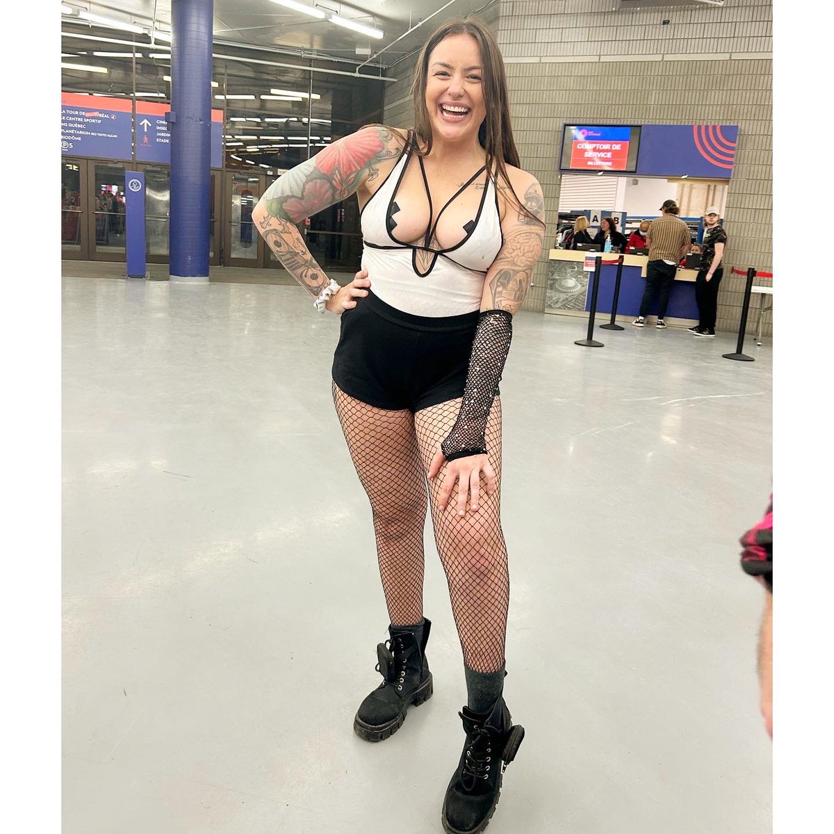 ronniedohertyy's tweet photo. If you went to Battlefields, and partied on NYE… you’re an animal. And I respect it. 💀🤙🏻 Battleship was a movie. Bass heads are hands down the coolest, and NICEST people I ever met. 😈 #Montreal #RoadTrip #PartyBusOttawa #BusRep #GirlsWhoRave #Bassheads #OttawaRavers #Dubstep https://t.co/tIoFnweadU