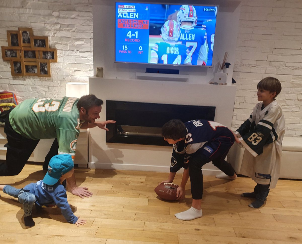 MassueVincent's tweet photo. Allez les Bills , allez mes Dolphins ... Pats &amp; Jets out 🤪 #lequipeNFL #3teams2spots #dolphinsfans #fandefootUS #pere3fils https://t.co/IfDz19W6z2