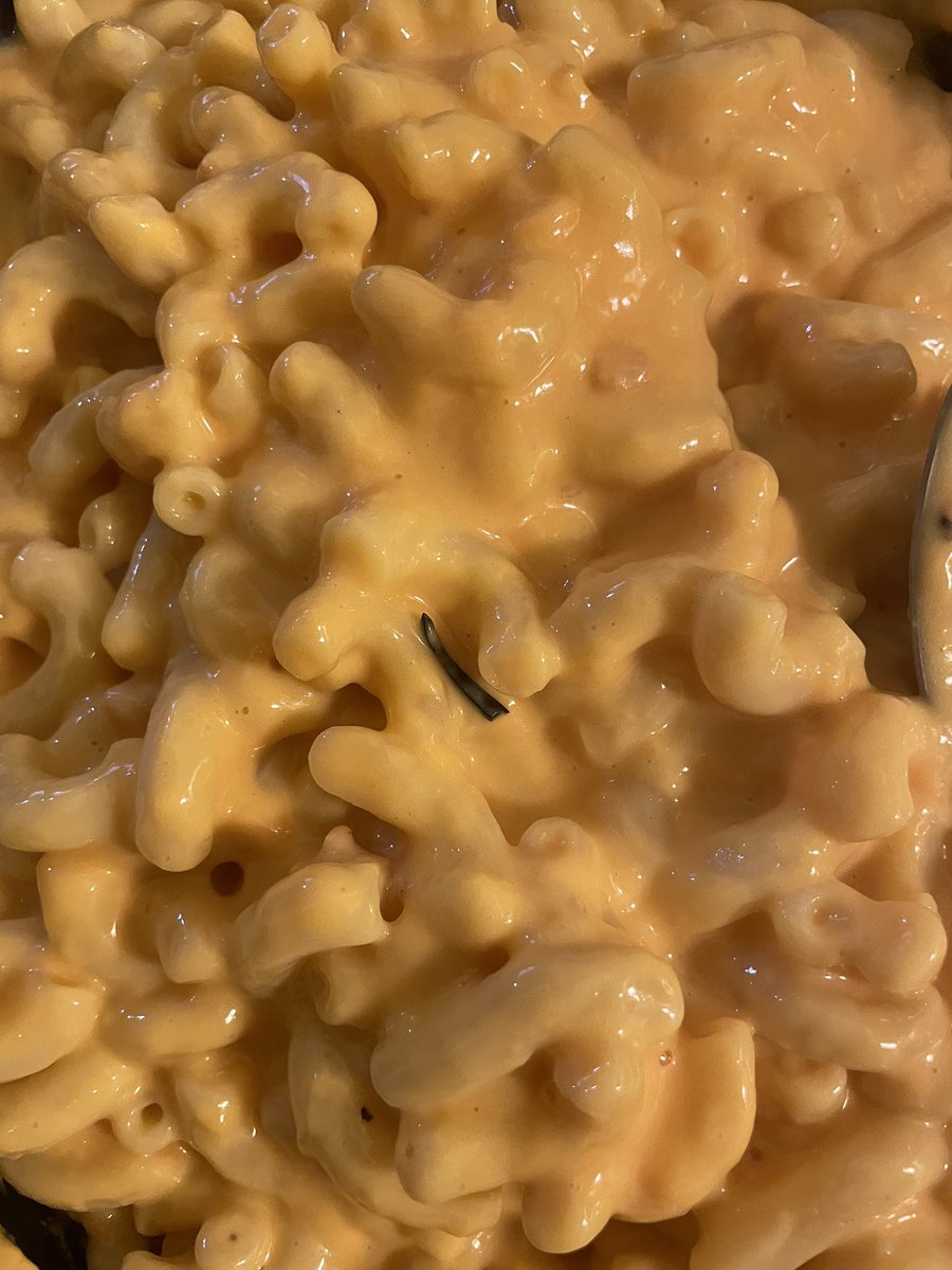 Davkai's tweet photo. Hey @WalmartCanada I found shards of plastic in my macaroni and cheese!! Wtf! https://t.co/hsrNcu1tZT