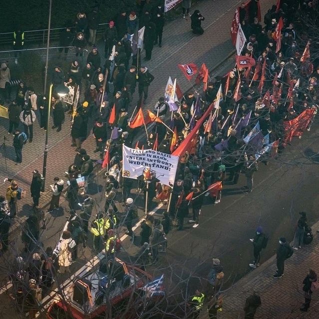 antifagera's tweet photo. #ouryjalloh das war Mord! Widerstand an jedem Ort! #d0701
Gestern waren wir mit bis zu 2000 Menschen zusammen auf Dessaus Straßen, um unserer Wut über die Kontinuität rassistischer Bullenmorde Ausdruck zu verleihen und Oury Jalloh zu gedenken.
📸 @daniluiz_foto @provinzreport https://t.co/D5UjRNTaSH