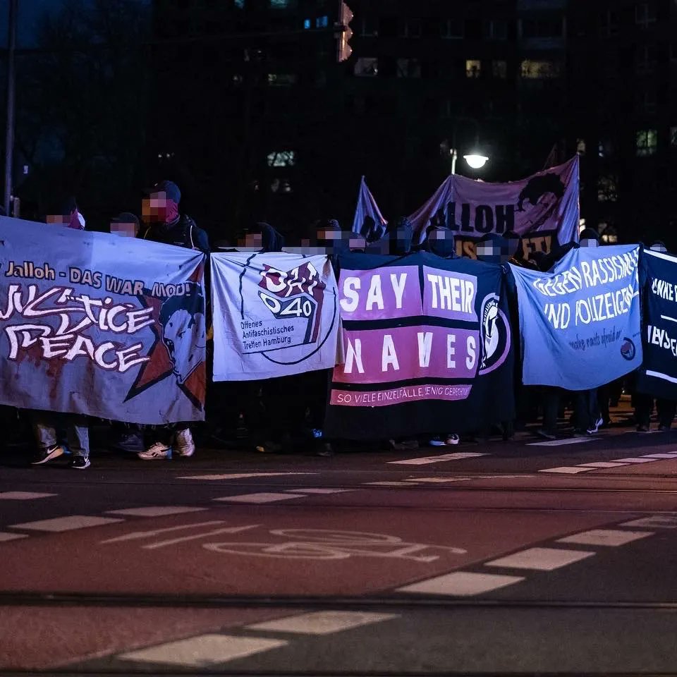antifagera's tweet photo. #ouryjalloh das war Mord! Widerstand an jedem Ort! #d0701
Gestern waren wir mit bis zu 2000 Menschen zusammen auf Dessaus Straßen, um unserer Wut über die Kontinuität rassistischer Bullenmorde Ausdruck zu verleihen und Oury Jalloh zu gedenken.
📸 @daniluiz_foto @provinzreport https://t.co/D5UjRNTaSH