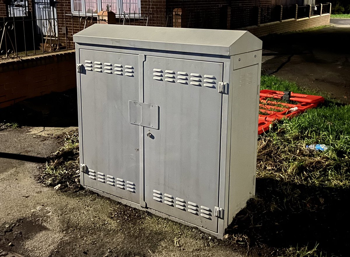 FarleyLabour's tweet image. Seen it, sorted it!

Call this a Christmas miracle: the smashed up and broken Virgin Media exchange box in East End Park off the Dawlishes has now been replaced after I contacted the company. #LS9 #BurmantoftsandRichmondHill