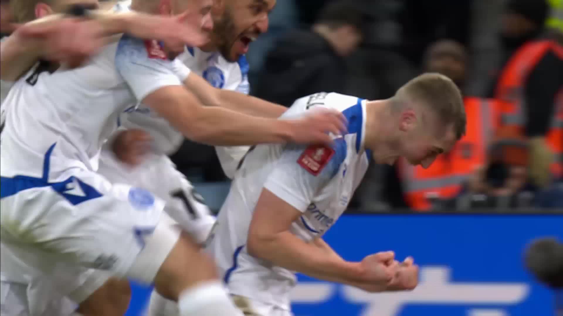 WOULD YOU BELIEVE IT!? 😮

@StevenageFC have come from behind in the final few minutes. Surely they've won it? 🤯🤯🤯

#EmiratesFACup”