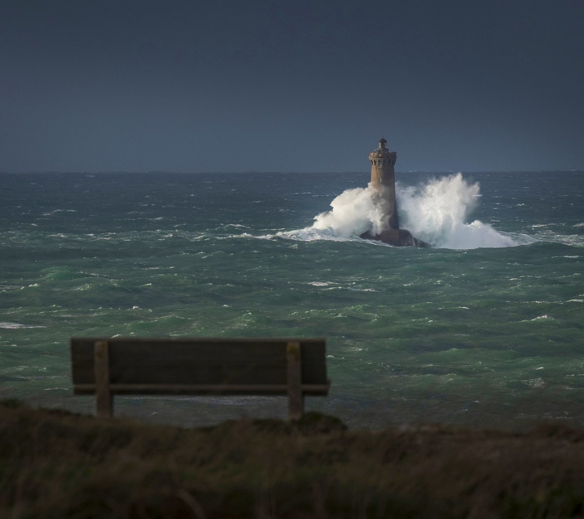 Adilemoigne's tweet photo. Admirer les vagues s'éclater sur le phare du Four.
Il y avait de belles lumières aujourd'hui, et des gros grains aussi!!! https://t.co/aH3E7C3h6b