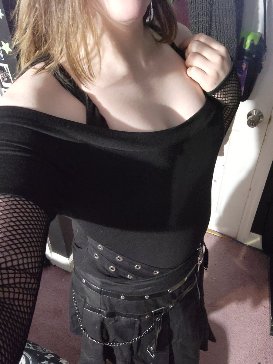 VulpixAlyx's tweet photo. Finding new outfits to wear with thid skirt uwu https://t.co/Kd531KlRN7