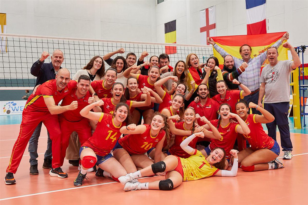 RFEVB's tweet photo. 🇪🇸 SELECCIÓN SUB17 FEMENINA | PLATA en el TORNEO WEVZA🥈Las españolas se toparon con una implacable ITALIA 🇮🇹 ➡️ pero plantaron cara y lucharon cada punto hasta el final 🙌🏽
La selección sub17 regresa a ESPAÑA ✈️🏠 con medalla de PLATA y con muy buenas sensaciones 💪🏽 https://t.co/G5661XJIoc