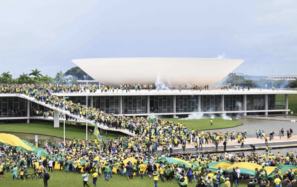 Bolsonaristas invadem Congresso Nacional, na Esplanada dos Ministérios, em Brasília. Polícia Militar lançou bombas de efeito moral contra os integrantes do ato violento dos apoiadores de Jair Bolsonaro (PL). Foto: Evaristo Sá/AFP. www1.folha.uol.com.br/poder/2023/01/…