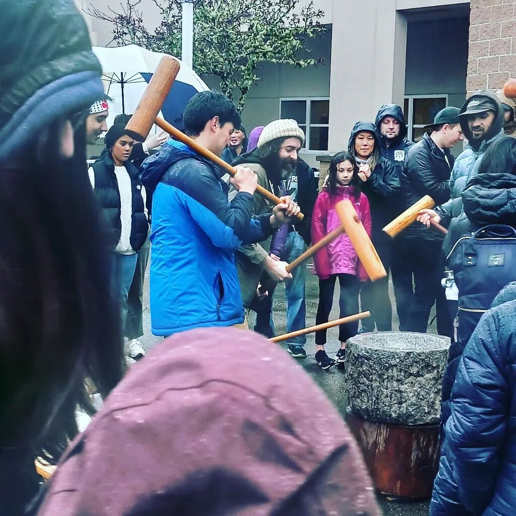 Pro mochi maker. 

Mochi Tsuki 2023 instagr.am/p/CnKfMUIPNRH/