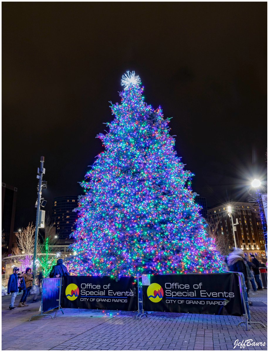 JeffBaurs's tweet photo. World of Winter
Grand Rapids, Michigan
January 7, 2023
#RosaParksCircleIceRink #ChristmasTree #EllisParkingGarage #GrandRiver #WorldofWinter #GrandRapids #Michigan #Vol4 https://t.co/R5INTVombH