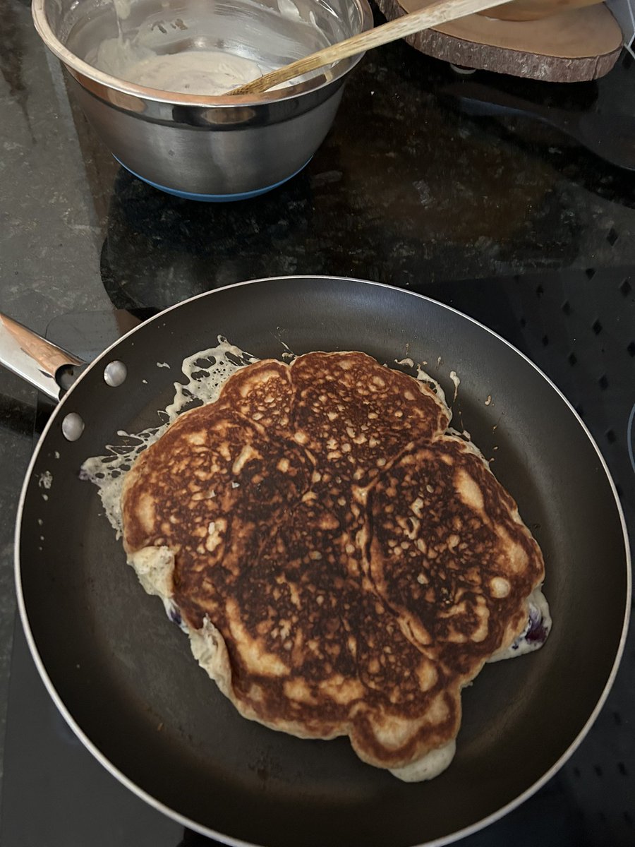 MarshallRTeague's tweet photo. FAVORITE #pancakes
#BuffaloBills #ThePats #football #DamarHamlim recovery
&amp; #kickoff return #TouchDown
oh yeeeAAAH
it’s #SUNdayFUNday in the house
😋🙌🙌..🏈 #NEvsBUFF https://t.co/yafgooFzY9