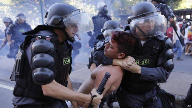 vead0's tweet photo. Pq a polícia não está agindo assim com esses bolsonaristas????? https://t.co/Hgo6gygZEm