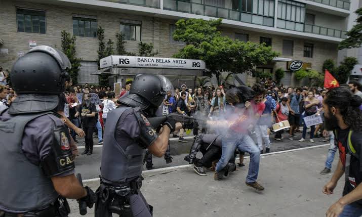 vead0's tweet photo. Pq a polícia não está agindo assim com esses bolsonaristas????? https://t.co/Hgo6gygZEm