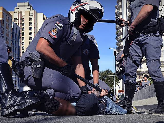 vead0's tweet photo. Pq a polícia não está agindo assim com esses bolsonaristas????? https://t.co/Hgo6gygZEm