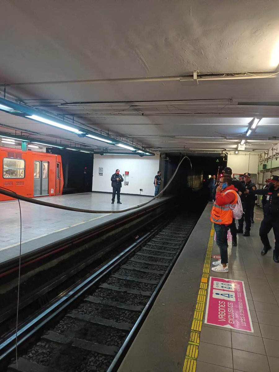 #AHORA

Reportan el desprendimiento de un cable en la estación Salto del Agua, de la Línea 8 del <a href="/MetroCDMX/">MetroCDMX</a>.

Escucha bit.ly/889NoticiasFM

#DFT
