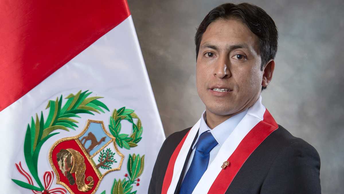 El violador Fredy diaz ,regresa al congreso 
¡¡ De Ripley!! Solo en el Perú pasan estas cosas