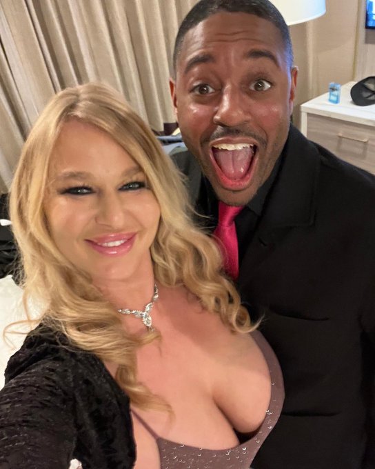 If I am going to predictably lose at the AVN awards, at least I I get to lose with the company of @racebanning