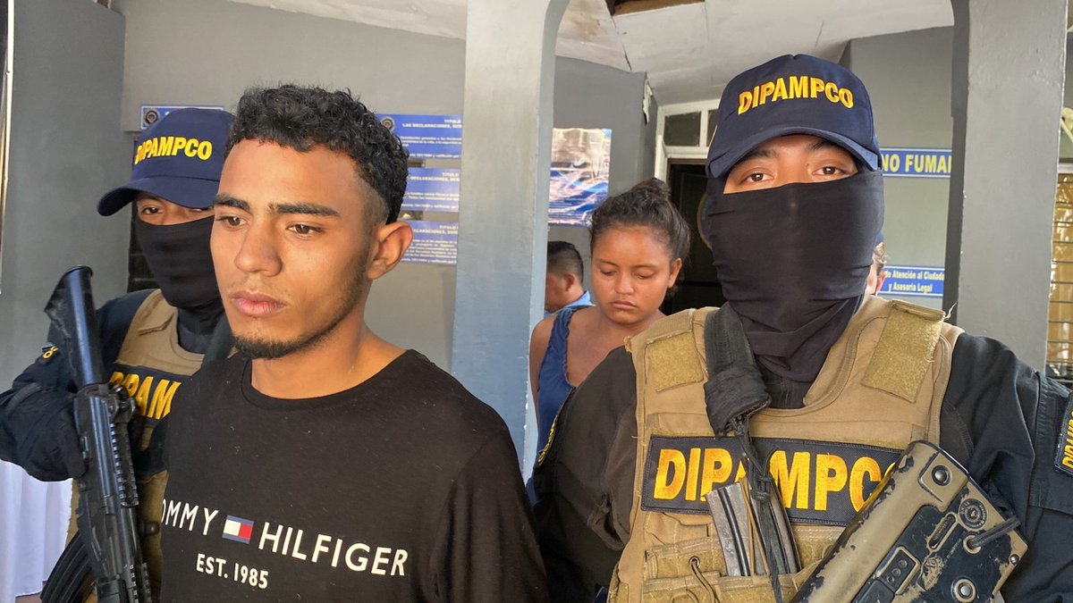 masntvhn's tweet photo. #Mntv | Equipos de la @DIPAMPCOHN detuvieron a 2 miembros de la Mara MS-13, identificados como
Camilo Ulloa Majano, alias "El Sexto/Camilo" y Grecia Gonzales Barahona, alias "La Negra", en la aldea #Chotepe, #SPS. Se les decomisó droga, teléfonos, dinero y proyectiles. https://t.co/FUtfE4w1RK