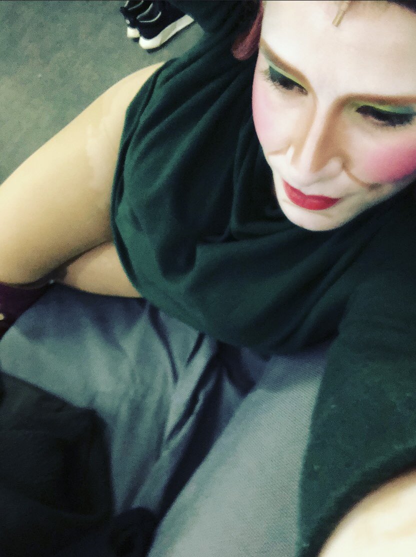 mercetinez's tweet photo. Última funció de Golfus  ! Últim dia de Domina, de perruca, de maquillatge, d’aquest vestit q cada vegada em va mes gran, d’aquesta hora i mitja d’espera… Gràcies a tots! De dalt de l’escenari, de fora i sobretot al públic q ens ha regalat una setmana d’entrades exhaurides….! https://t.co/jHV5sHFNtF