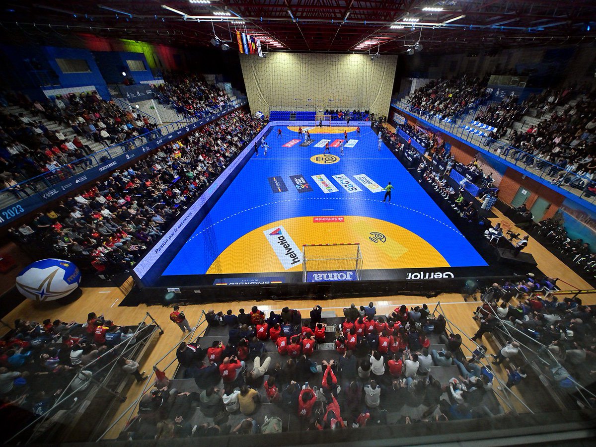 RFEBalonmano's tweet photo. 🥳 ¡¡EL PALAU D’ESPORTS L’ILLA HA SIDO UNA AUTÉNTICA 𝑭𝑰𝑬𝑺𝑻𝑨!! 🔥

❤️ ¡Rendidos ante nuestros #Hispanos🇪🇸! ¡GRACIAS AFICIÓN! 🙏🏻

#TIE2023Benidorm #StickTogether #POLSWE2023 https://t.co/9P5UQGj8vD