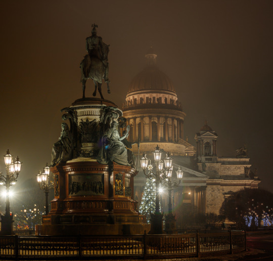 AliciaCandice77's tweet photo. Monument équestre en bronze de Nicolas Ier de Russie sur la place Saint-Isaac (en face de la cathédrale Saint-Isaac) à Saint-Pétersbourg, en Russie.
#nicholasIer
#ПамятникНиколаюI #Russia #StIsaac's #Cathedral #SaintPetersburg https://t.co/XvNJHfx8Jr