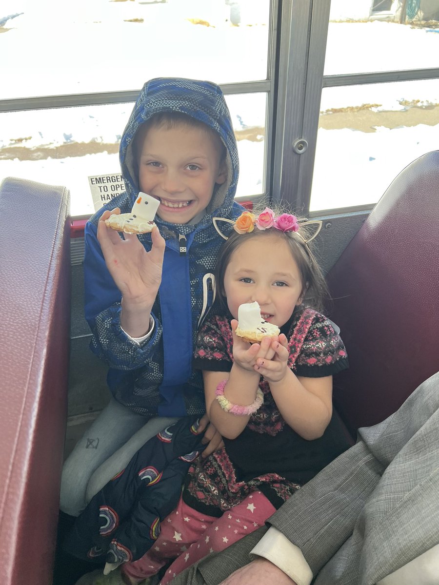 HSRee084's tweet photo. Snowmen cookies on #83C today!  #busministry #itsSunday https://t.co/wIj4VnP2pm