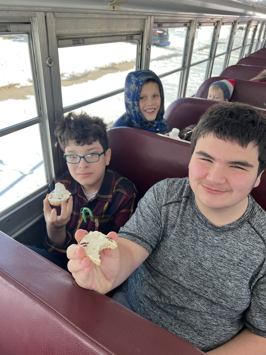 HSRee084's tweet photo. Snowmen cookies on #83C today!  #busministry #itsSunday https://t.co/wIj4VnP2pm